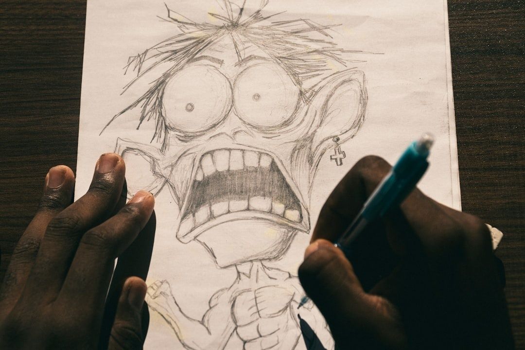 Hände zeichnen eine ausdrucksstarke Comicfigur mit Bleistift auf Papier