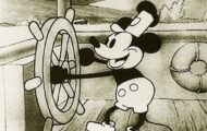 Mickey Mouse steuert auf einem Dampfschiff ein großes Steuerrad