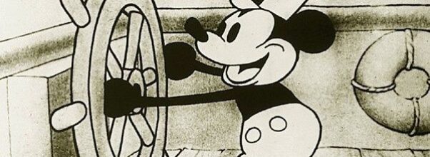 Mickey Mouse steuert auf einem Dampfschiff ein großes Steuerrad